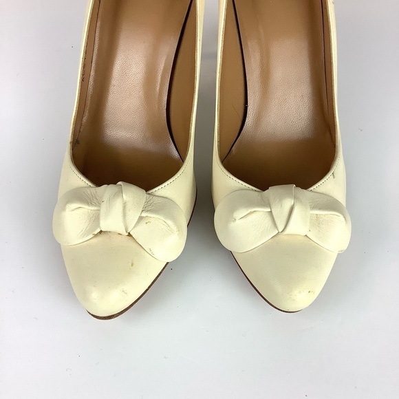 STUART WEITZMAN LEATHER CREAM NEUTRAL KNOT PUMPS - Picture 4 of 12